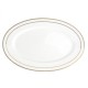 art de la table, service de table complet en porcelaine blanche, vaisselle galon or, plat ovale en porcelaine